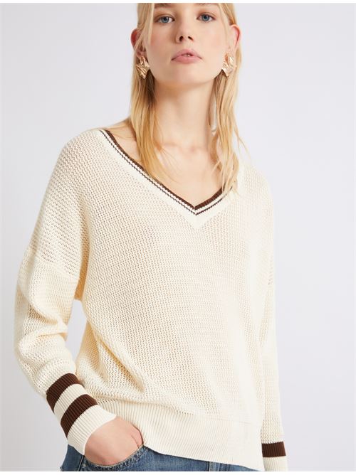 The contrasting-colour trims bestow an instant sporty chic allure to this soft cotton sweater. The 3D-knit pattern provides a warm texture. MARELLA SPORT | 2613361034200006